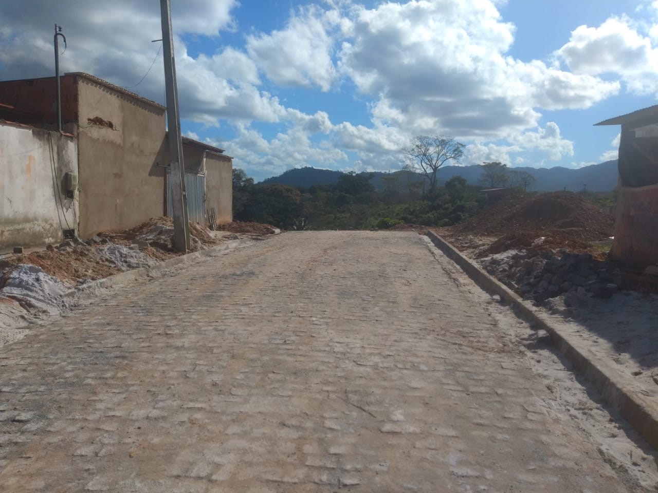 Camacã: Rua Ibicaraí no Bairro Nova Ipanema recebe calçamento
